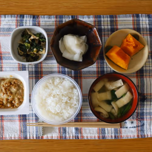 2026-05-04 の朝食（ごはん、納豆、青菜と油揚げの炒め物、かぶの漬物、かぼちゃの煮物、油揚げと青菜のお味噌汁）