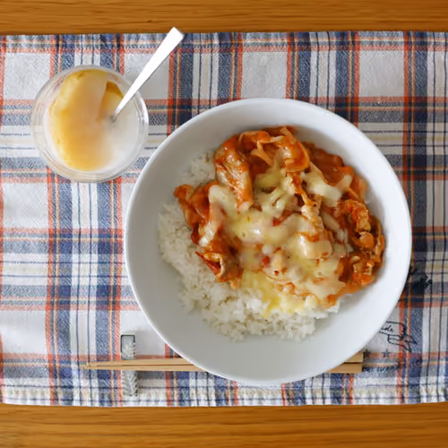 2026-10-14 の朝食（チーズのせトマト煮丼、ヨーグルト）