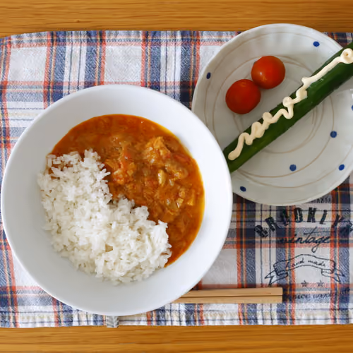 2026-07-29 の朝食（カレーライス、きゅうりのマヨネーズ添え、ミニトマト）