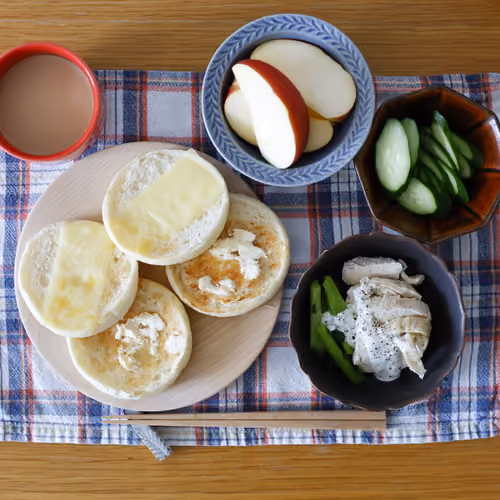 2026-07-15 の朝食（イングリッシュマフィン、チーズトースト、きゅうりのスライス、りんご、蒸し鶏と青菜のヨーグルトソース和え）