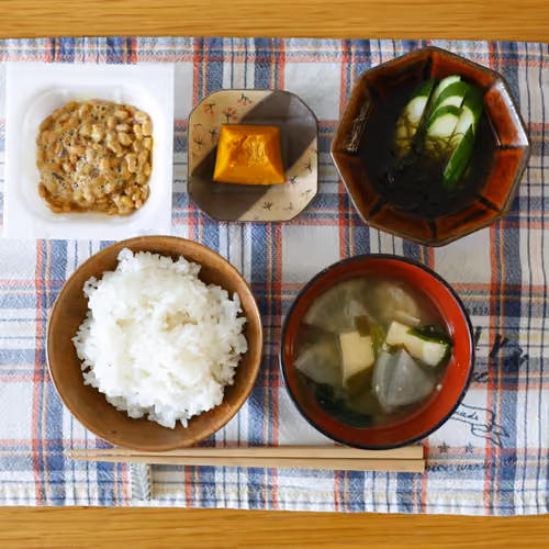 2026-08-06 の朝食（ごはん、納豆、かぼちゃの煮物、きゅうりとわかめの酢の物、豆腐と大根のみそ汁）