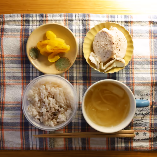 2026-08-29 の朝食（雑穀ごはん、玉ねぎスープ、蒸し鶏、パプリカのマリネ）