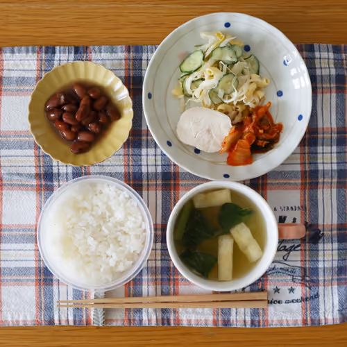 2026-05-31 の朝食（ごはん、みそ汁、豆の煮物、マカロニサラダ、蒸し鶏、キムチ）
