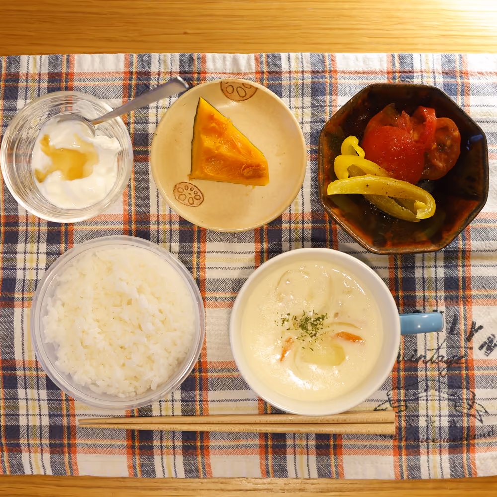 ごはん、クリームスープ、かぼちゃの煮物、トマトとパプリカのマリネ、ヨーグルト
