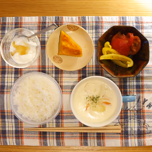 2026-04-10 の朝食（ごはん、クリームスープ、かぼちゃの煮物、トマトとパプリカのマリネ、ヨーグルト）