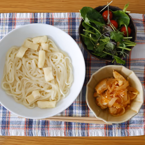 2026-04-18 の朝食（きつねうどん、グリーンサラダ、鶏肉と玉ねぎのトマト煮）