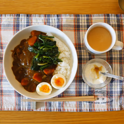 2026-05-04 の昼食（カレーライス、ほうれん草のトッピング、ゆで卵、ヨーグルト）