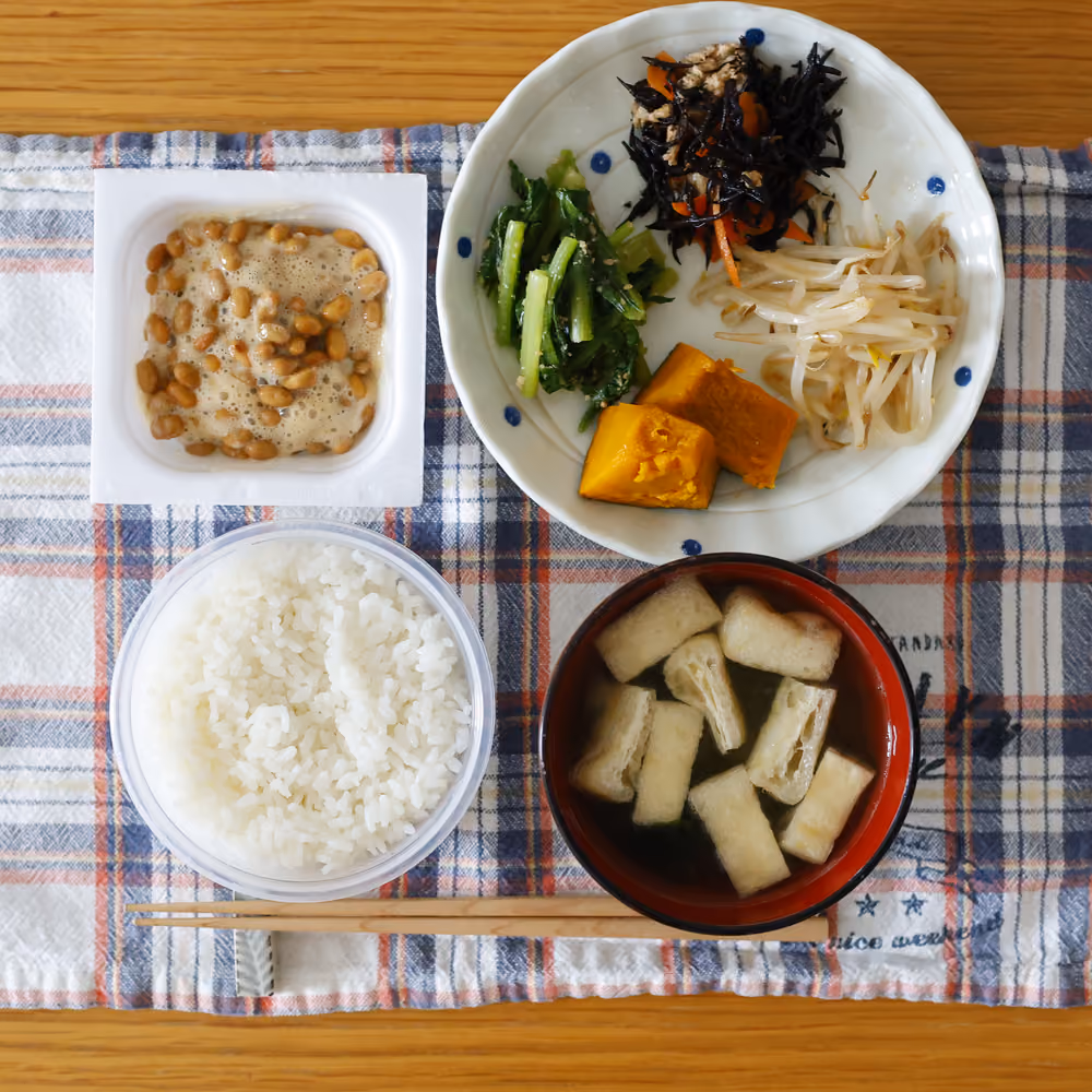 ごはん、納豆、ひじきの煮物、小松菜のおひたし、もやしのナムル、かぼちゃの煮物、油揚げのみそ汁