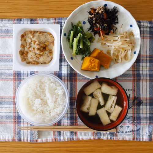 2026-08-11 の朝食（ごはん、納豆、ひじきの煮物、小松菜のおひたし、もやしのナムル、かぼちゃの煮物、油揚げのみそ汁）