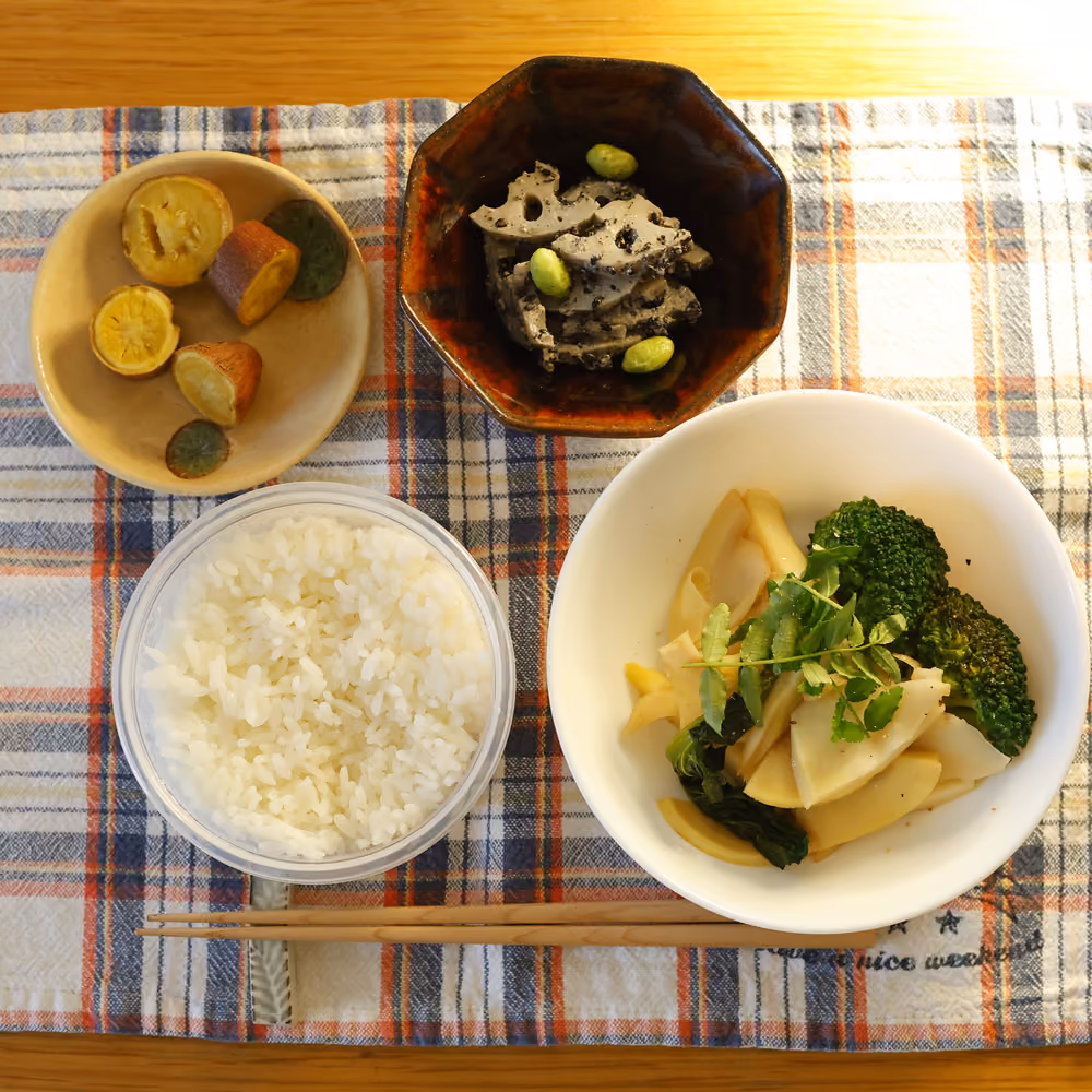 ごはん、たけのこの炒め物、れんこんの黒ごま和え、焼き芋