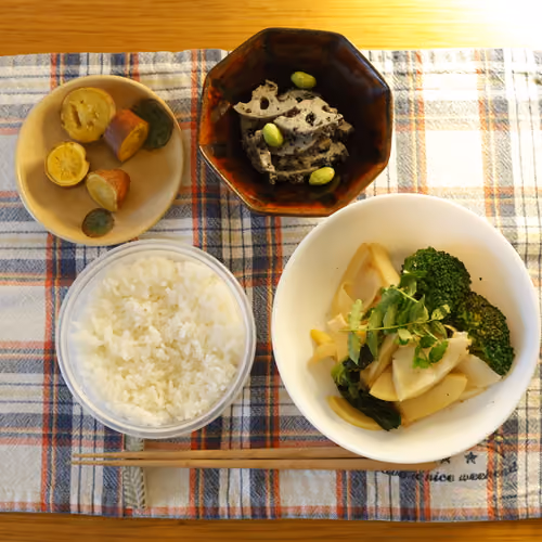 2026-04-23 の朝食（ごはん、たけのこの炒め物、れんこんの黒ごま和え、焼き芋）