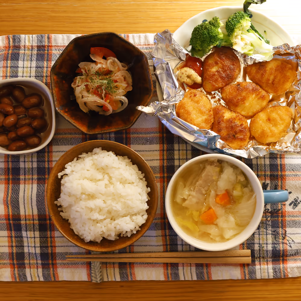 ごはん、チキンナゲット、ブロッコリー、玉ねぎとトマトのマリネ、煮豆、野菜スープ