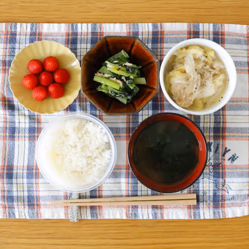 2026-05-15 の朝食（ごはん、わかめスープ、小松菜とツナの和え物、白菜と鶏肉の煮物、いちご）