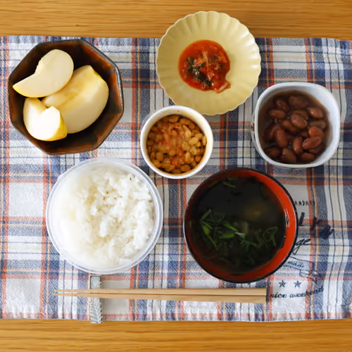 2026-06-15 の朝食（ごはん、みそ汁、納豆、キムチ、煮豆、りんご）