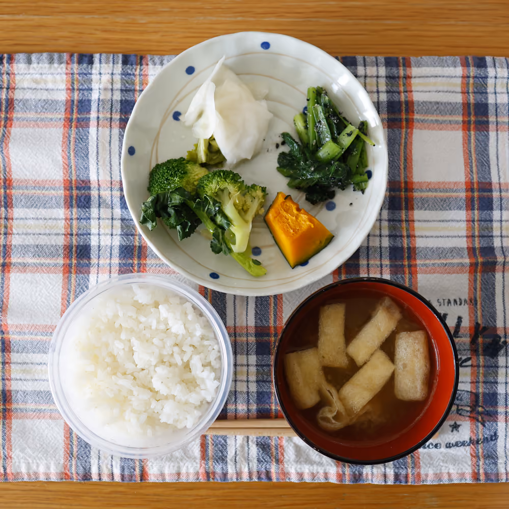 ご飯、油揚げの味噌汁、ブロッコリー、かぼちゃの煮物、青菜のごま和え、白菜の漬物