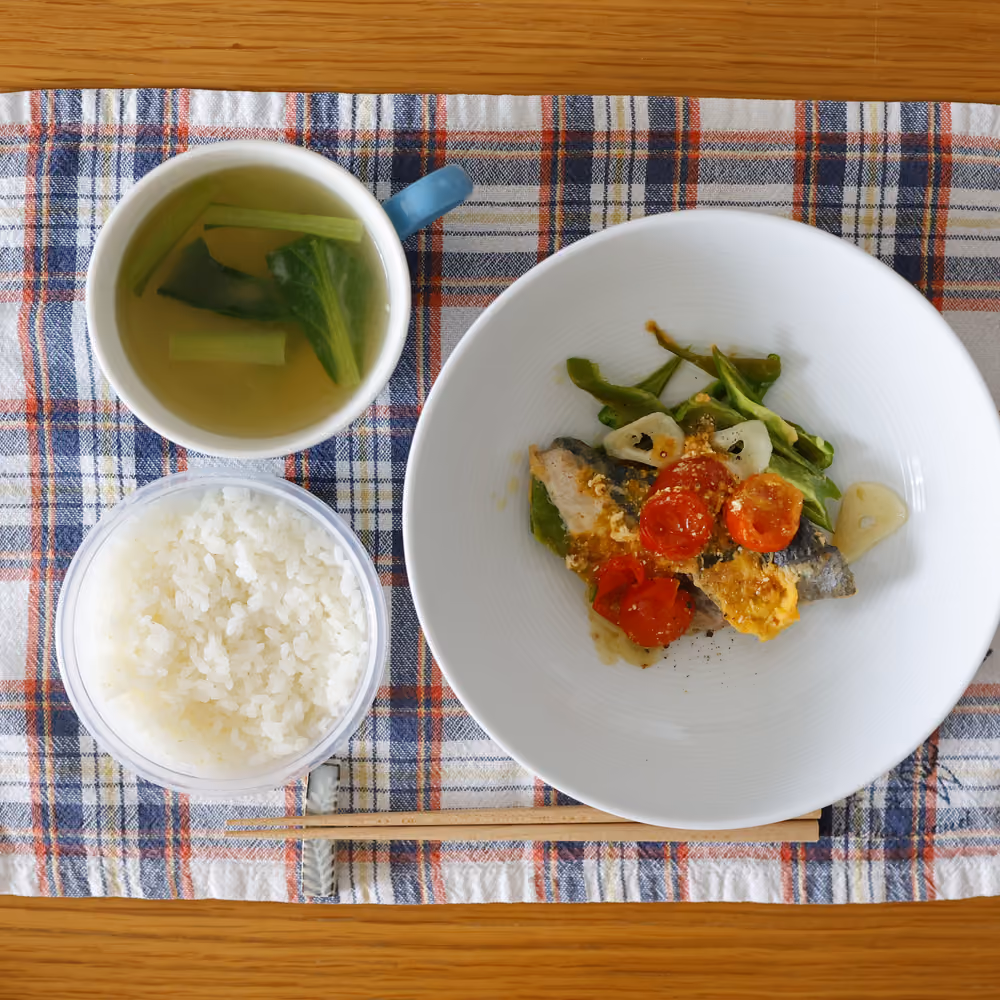 ごはん、青菜のスープ、魚とミニトマトのソテー