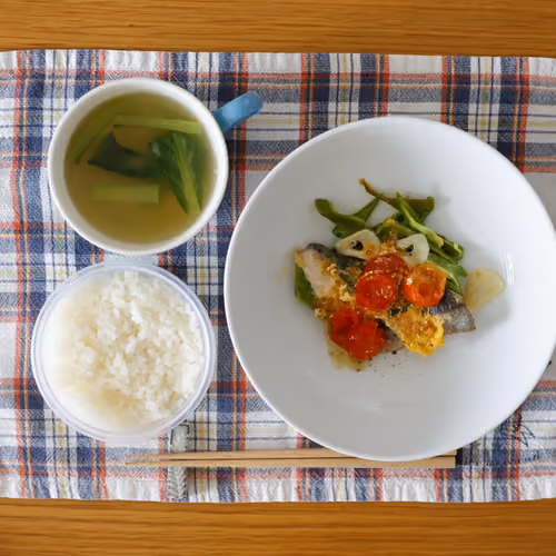 2026-05-27 の朝食（ごはん、青菜のスープ、魚とミニトマトのソテー）