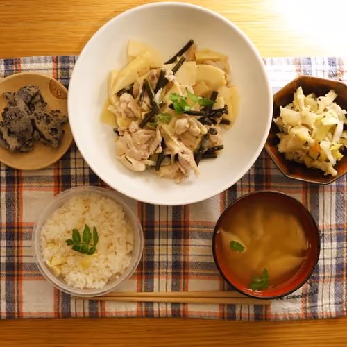2026-04-24 の夕食（たけのこごはん、豚肉とたけのこの炒め物、れんこんの黒ごま和え、キャベツの和え物、たけのこのみそ汁）
