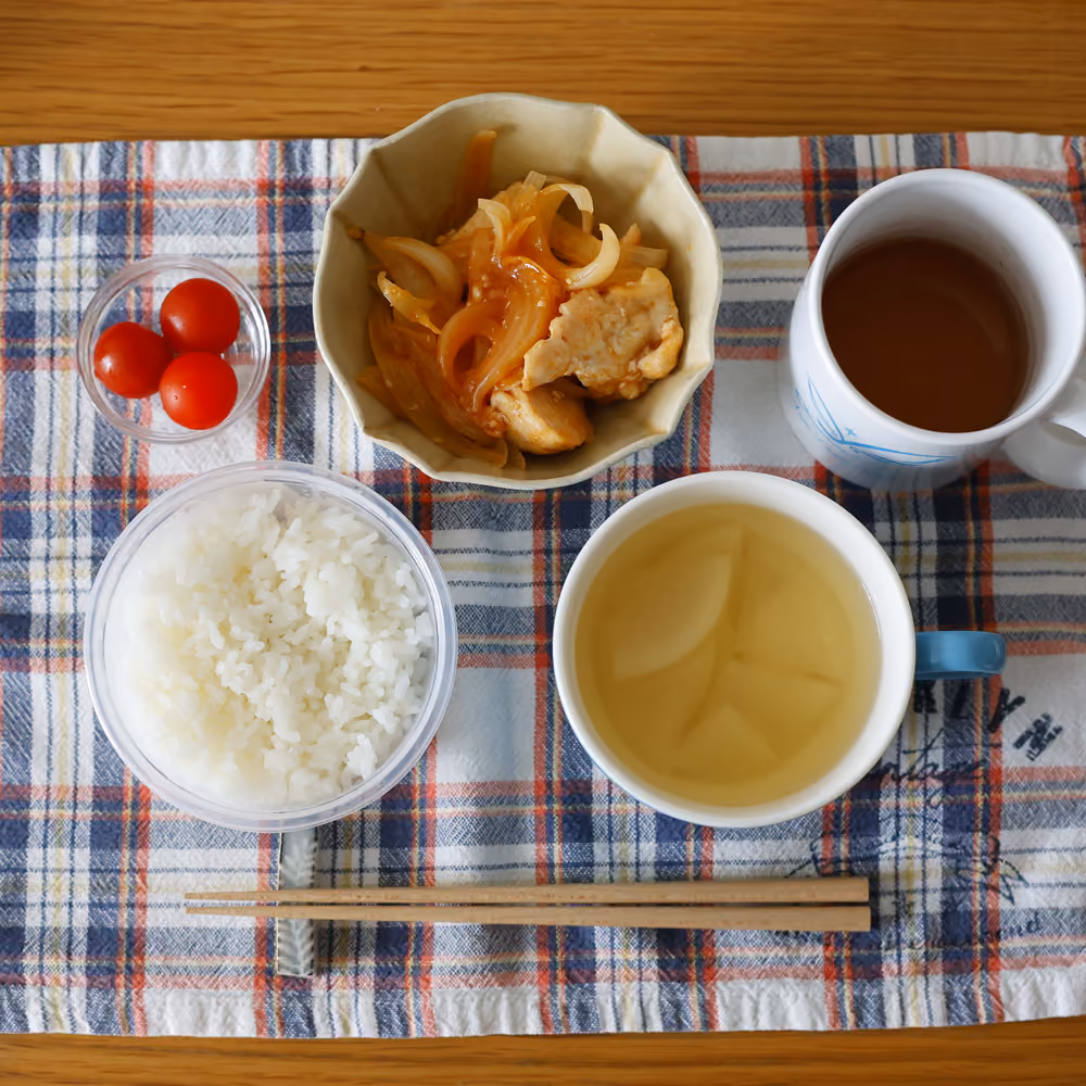 白ご飯、鶏肉と玉ねぎのケチャップ炒め、大根のスープ、ミニトマト