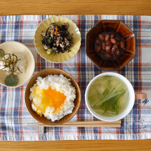 2026-05-13 の朝食（卵かけご飯、ひじきの煮物、煮豆、水菜のスープ、冷奴）