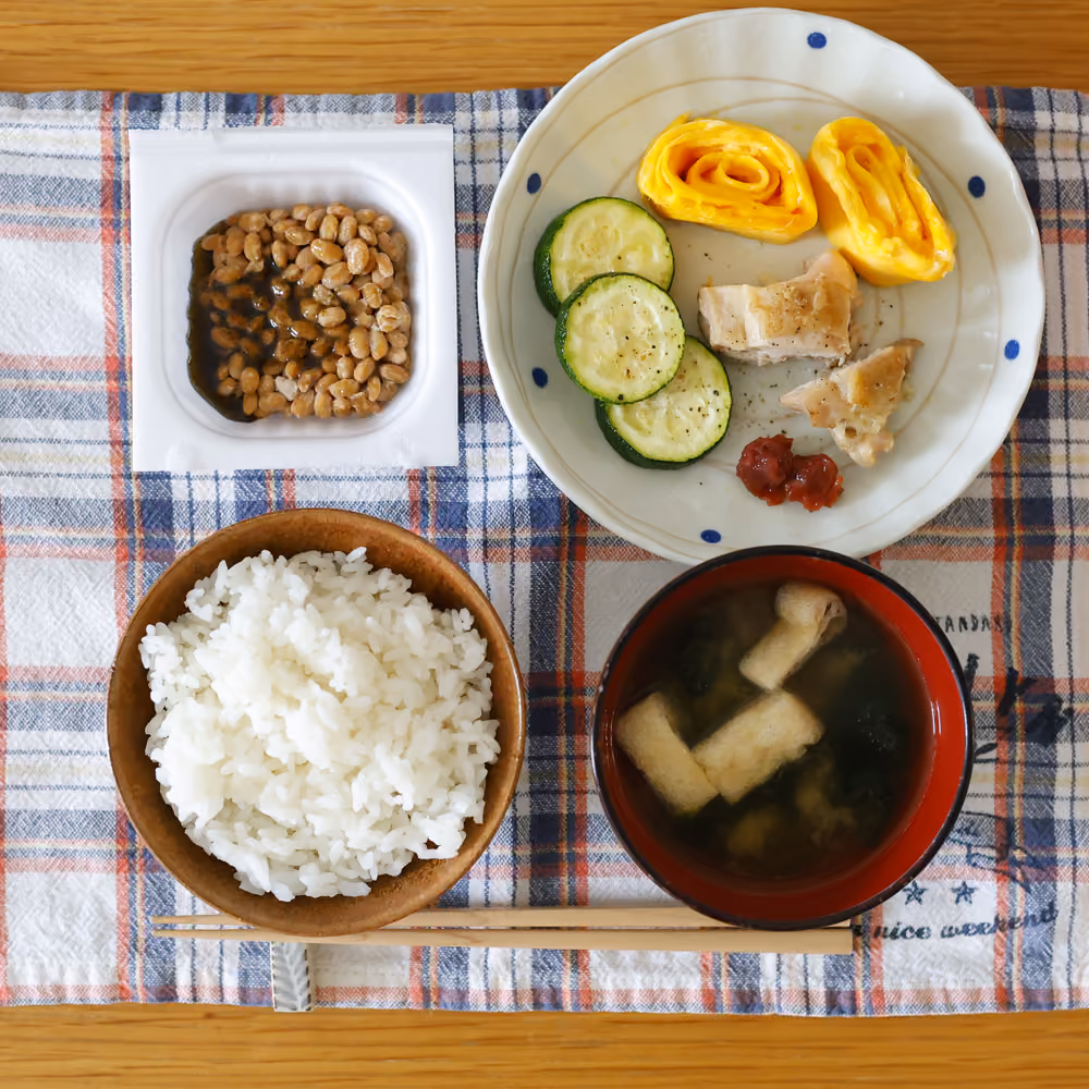 ごはん、納豆、卵焼き、ズッキーNIのソテー、焼き鶏、梅干し、味噌汁