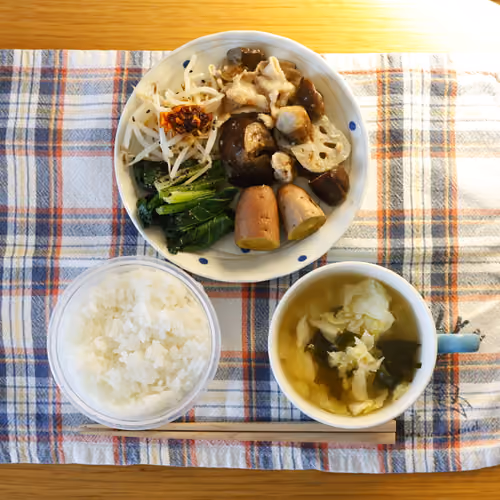 2026-04-08 の朝食（白ごはん、豚肉と野菜の炒め物、もやしのナムル、青菜のおひたし、焼き芋、キャベツとわかめのスープ）