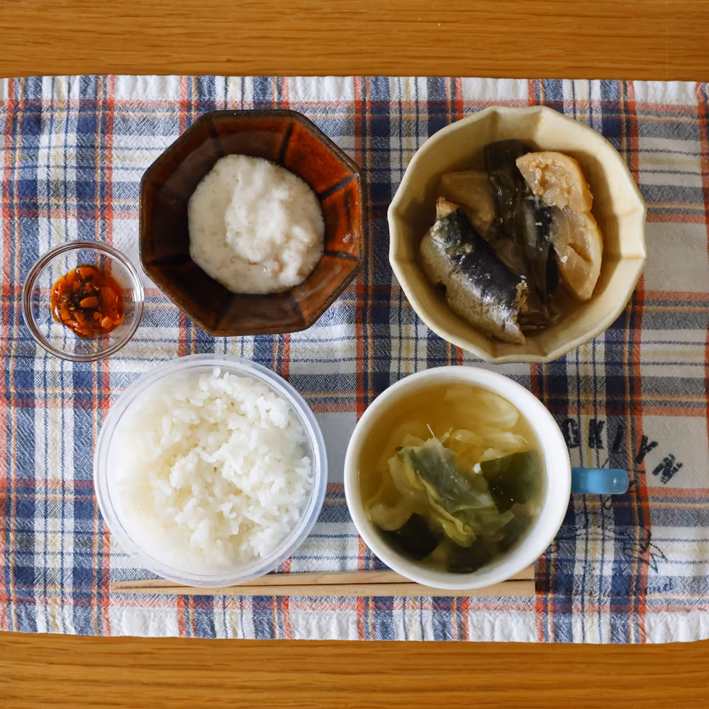 白ごはん、とろろ、いわしの煮物、野菜スープ、ラー油の具
