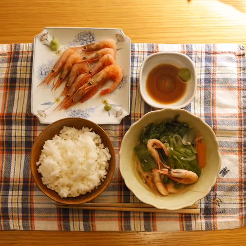 2026-03-29 の夕食（ごはん、甘えびの刺身、えびと野菜のスープ）