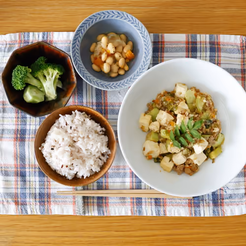 2026-06-29 の昼食（雑穀ごはん、麻婆豆腐、ブロッコリーの温野菜、大豆の煮物）