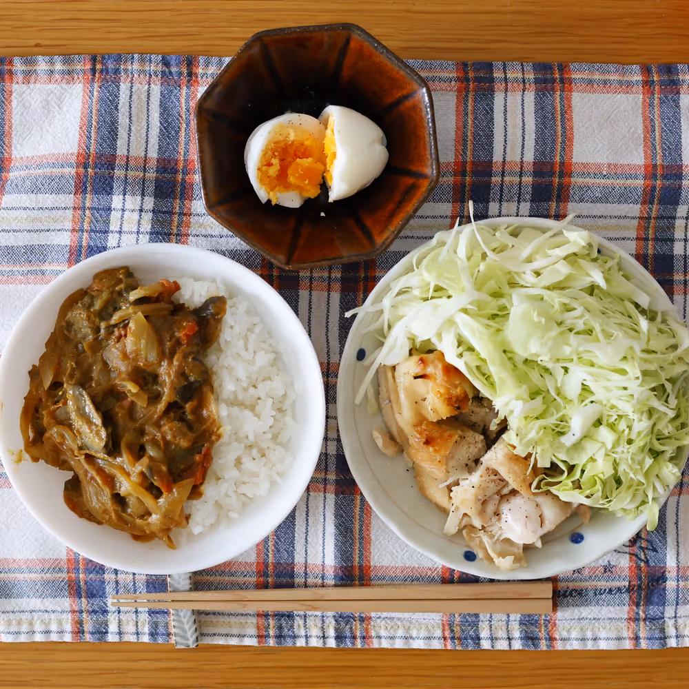 カレーライス、ゆで卵、千切りキャベツ、焼き鶏