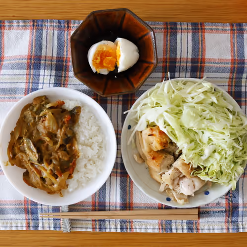 2026-08-17 の朝食（カレーライス、ゆで卵、千切りキャベツ、焼き鶏）