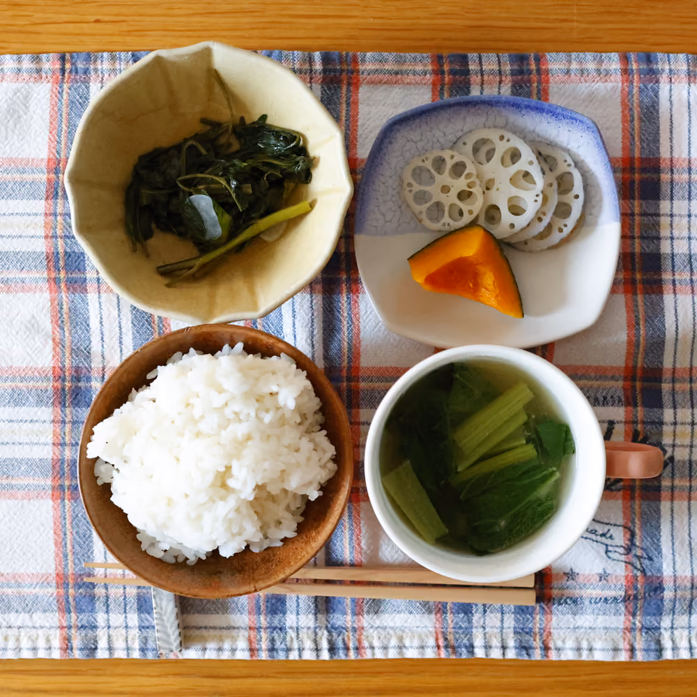 ご飯、青菜のおひたし、れんこんとかぼちゃの煮物、青菜のスープ