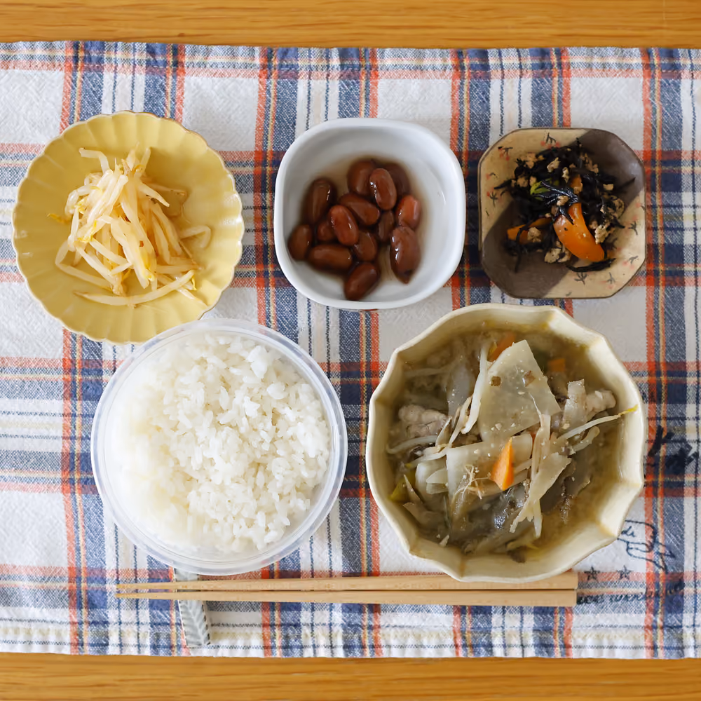白ごはん、豚汁、もやしのナムル、煮豆、ひじきの煮物