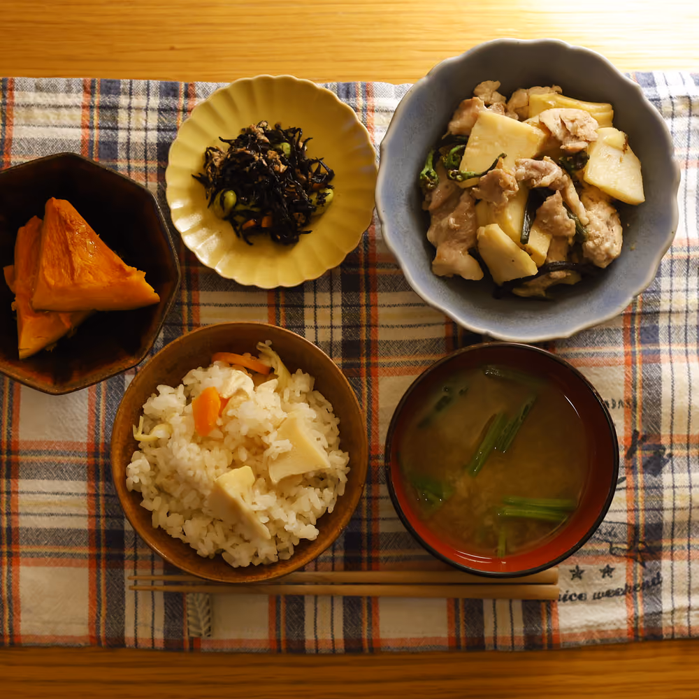筍ごはん、味噌汁、豚肉と筍の炒め物、ひじきの煮物、かぼちゃの煮物