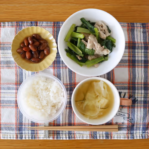 2026-09-25 の朝食（ごはん、豚肉と小松菜の炒め物、煮豆、キャベツのスープ）