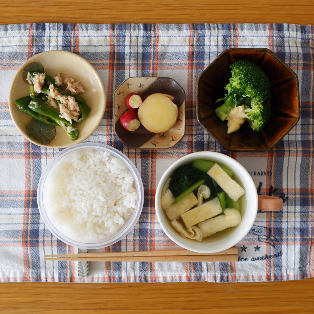 ごはん、ピーマンとツナの和え物、さつまいもとラディッシュの煮物、ブロッコリーのマヨネーズ添え、油揚げと青菜のお吸い物