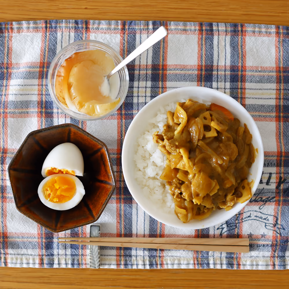 カレーライス、ゆで卵、ヨーグルト