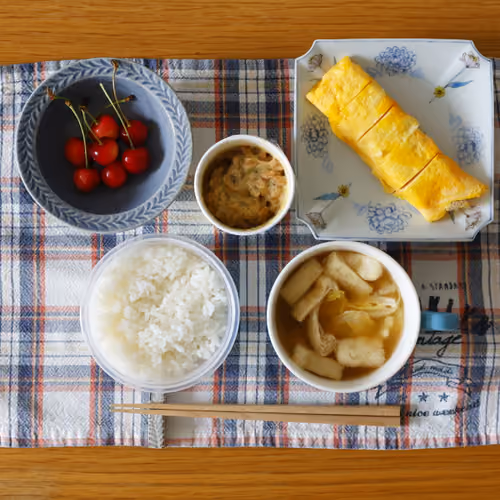 2026-06-14 の朝食（ごはん、卵焼き、納豆、味噌汁、さくらんぼ）