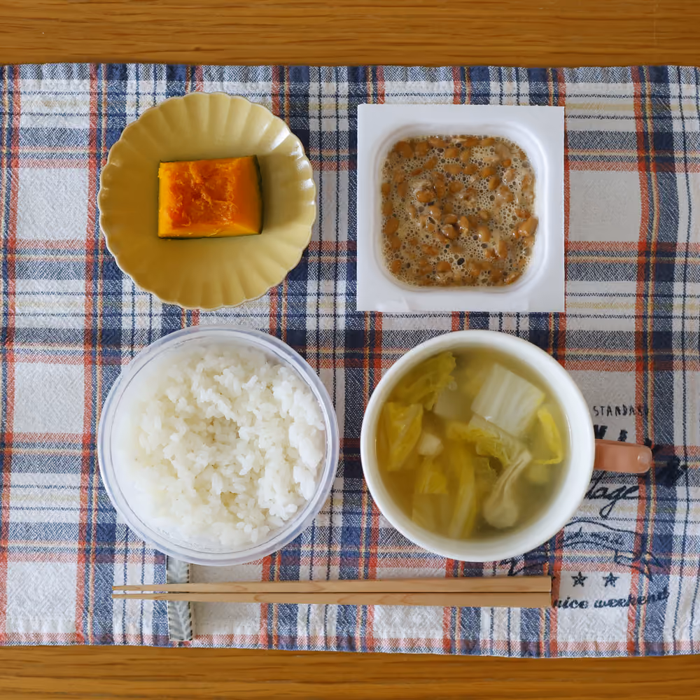 ごはん、かぼちゃの煮物、納豆、白菜のスープ