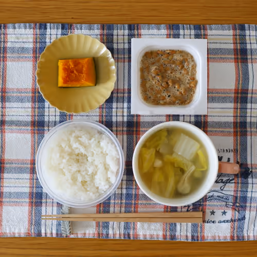 2026-06-18 の朝食（ごはん、かぼちゃの煮物、納豆、白菜のスープ）