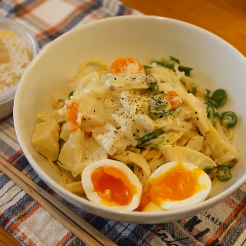 2026-04-27 の昼食（クリームパスタ、半熟ゆで卵、ごはん）