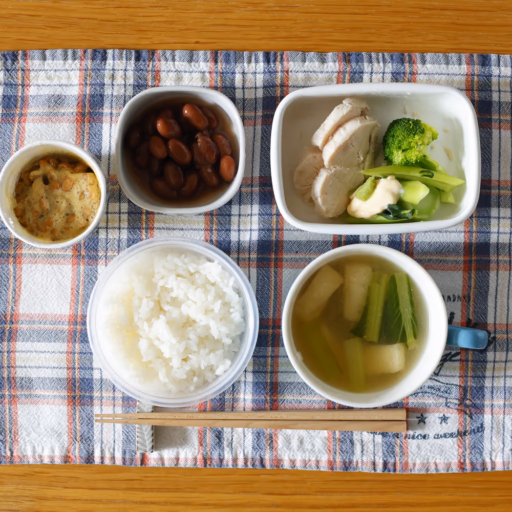 ごはん、納豆、煮豆、蒸し鶏と野菜のサラダ、野菜スープ