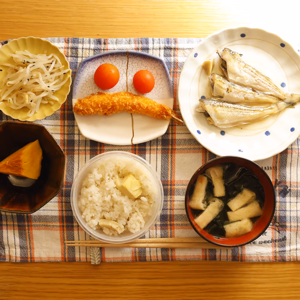 ごはん、わかめと油揚げの味噌汁、エビフライ、ミニトマト、焼き魚、もやしのナムル、かぼちゃの煮物