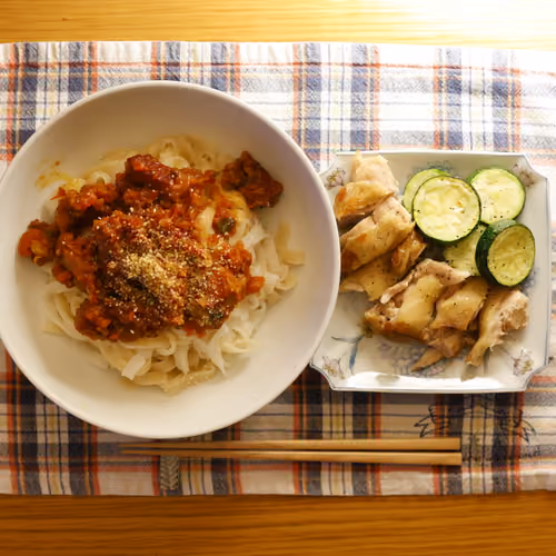2026-07-10 の夕食（ミートソースの平打ち麺、焼き鶏、ズッキーニのソテー）