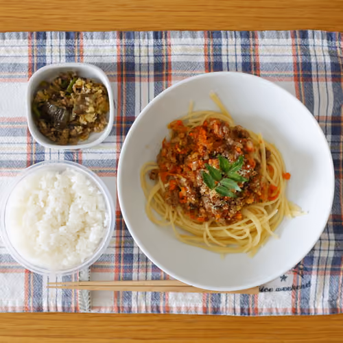 2026-06-16 の昼食（ミートソースパスタ、白ごはん、なすの炒め物）