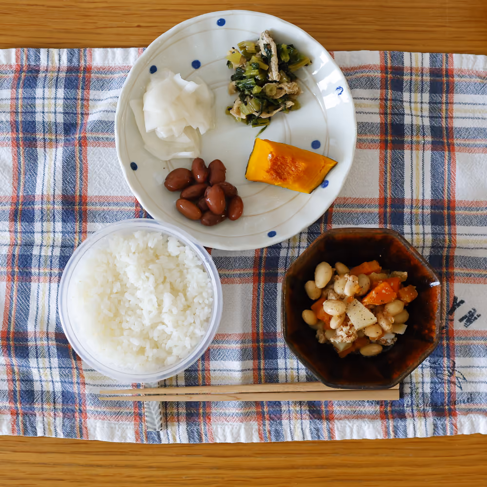 ごはん、大根の漬物、青菜の炒め物、かぼちゃの煮物、煮豆、豆と野菜の煮物