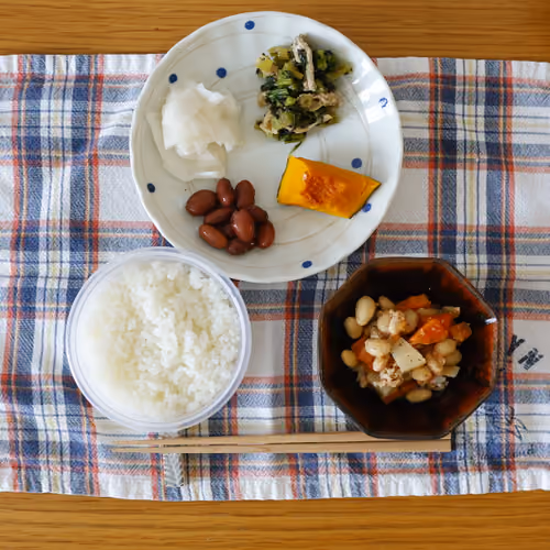2026-05-05 の朝食（ごはん、大根の漬物、青菜の炒め物、かぼちゃの煮物、煮豆、豆と野菜の煮物）