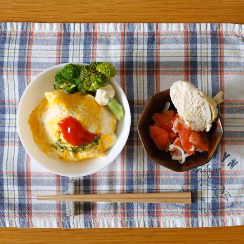 2026-06-21 の朝食（オムライス、ブロッコリーのマヨネーズ添え、トマトと玉ねぎのサラダ、蒸し鶏）