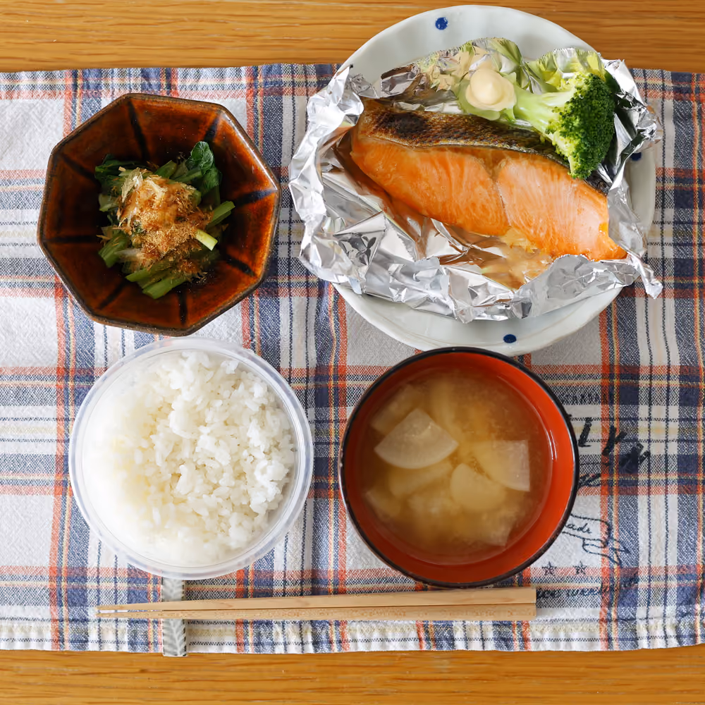 白いごはん、焼き鮭、ブロッコリー、青菜のおひたし、大根の味噌汁