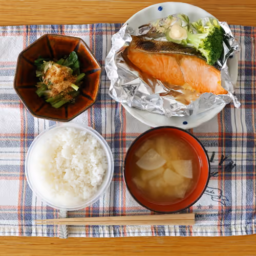2026-10-22 の朝食（白いごはん、焼き鮭、ブロッコリー、青菜のおひたし、大根の味噌汁）